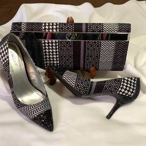 Torta Caliente Pumps and hand bag with chain.